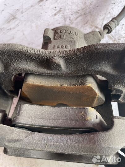 BMW X1 F48 суппорт передний левый