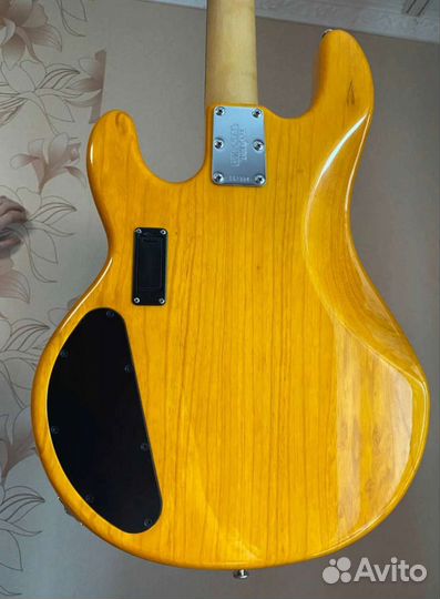 Бас гитара Musicman Stingray 4HH
