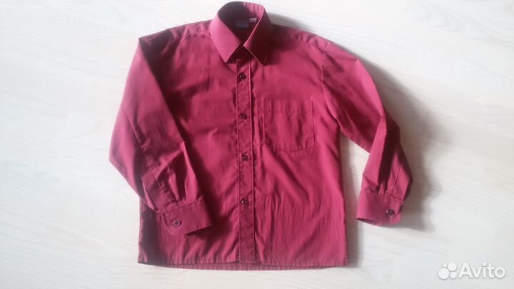 Рубашки белая и бордовая