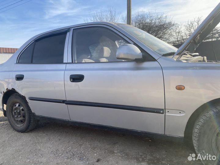 Задняя левая дверь на Hyundai accent