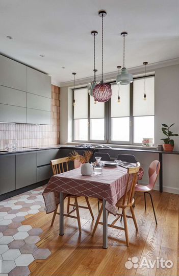 Кухня угловая с барной стойкой у окна