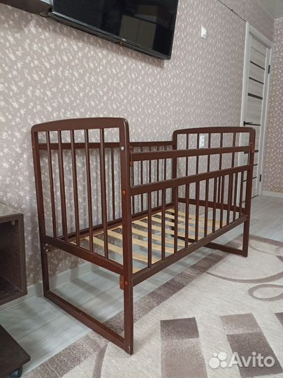 Детская кроватка с маятником + матрас+ бортики