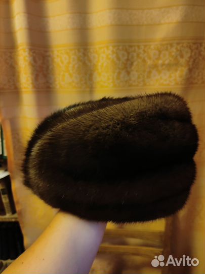 Норковая темная шапка и светлый берет