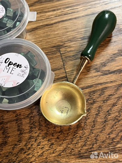 Сургучная печать B, ложечка и сургуч