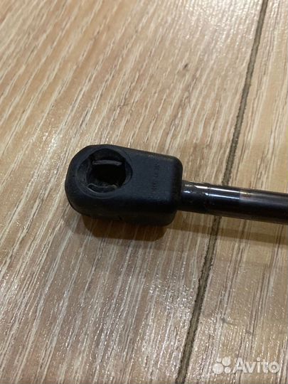 Амортизатор багажника audi q7