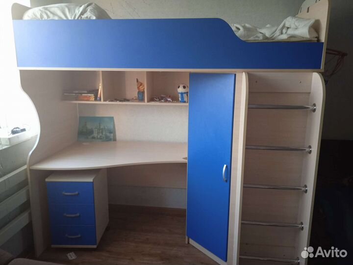 Детский уголок с кроватью и столом