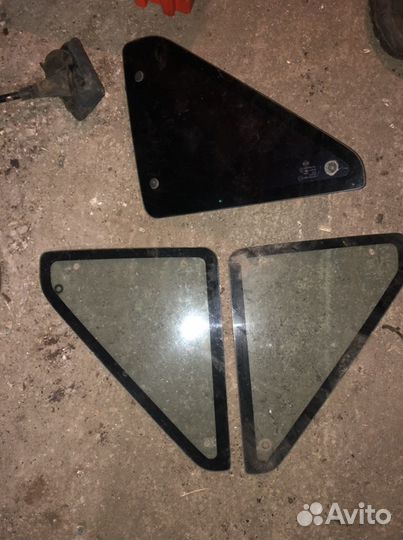 Стекло треугольно от 3х двер Nissan Terrano 1