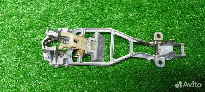 Кронштейн ручки левый VW Touareg 2002-2010