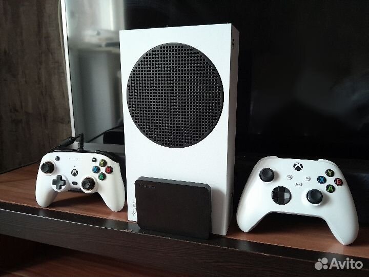 Продам консоль Xbox Series S