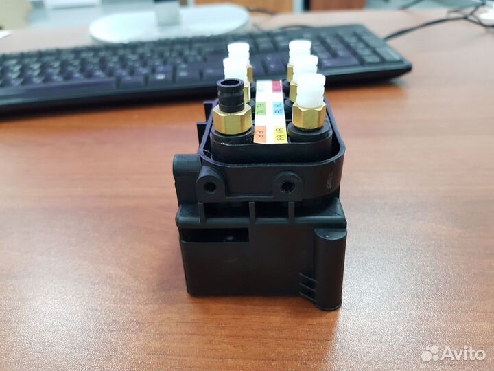 Блок клапанов пневмоподвески Mercedes-Benz