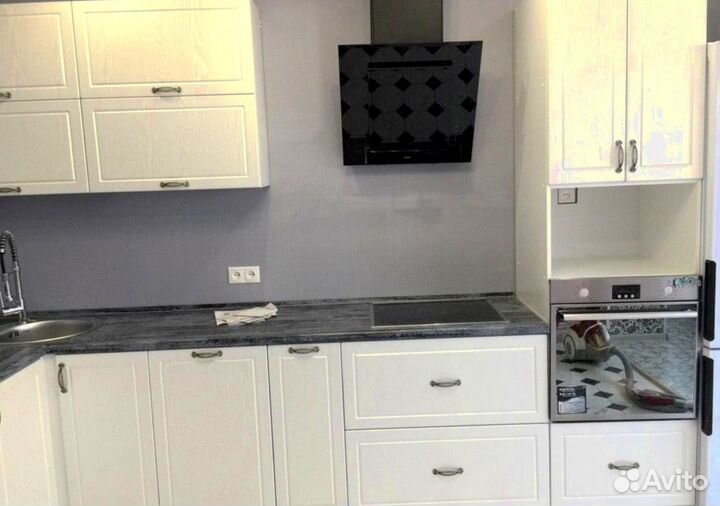 Угловая кухня на заказ до потолка