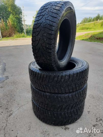 Bridgestone Blizzak Spike-02 215/65 R16 98T