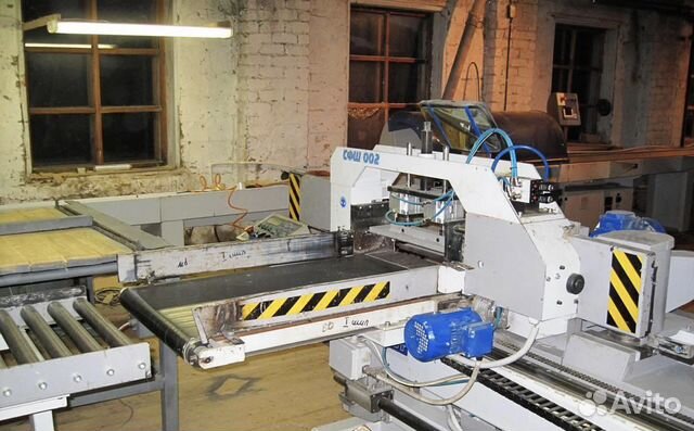 Рабочий на деревообрабатывающее производство