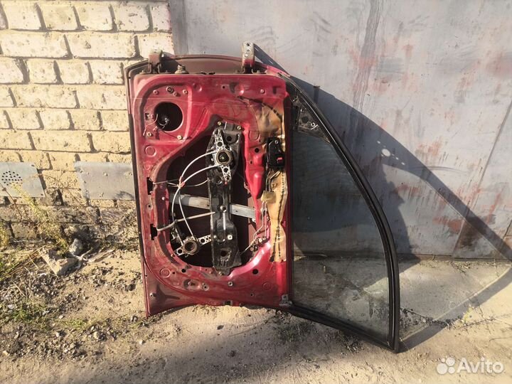 Дверь правая carina e