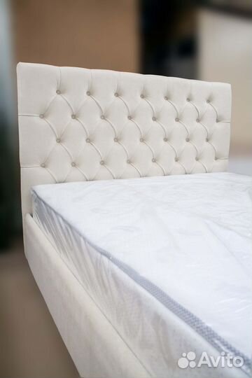 Кровать с мягким изголовьем 