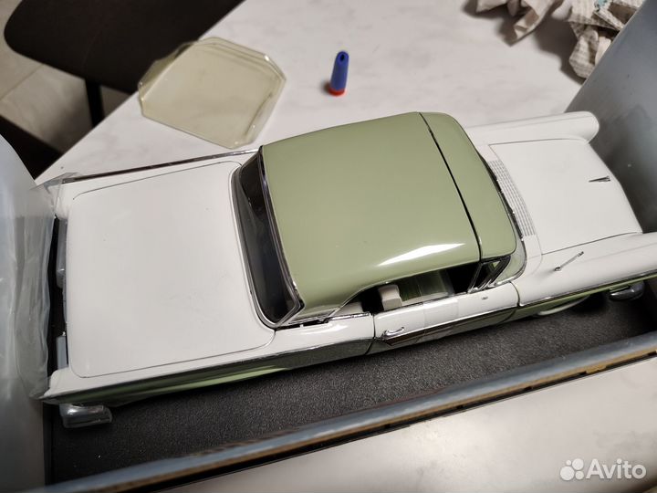 Ford Fairlane 500 Skylaner 1957 1/18 SunStar