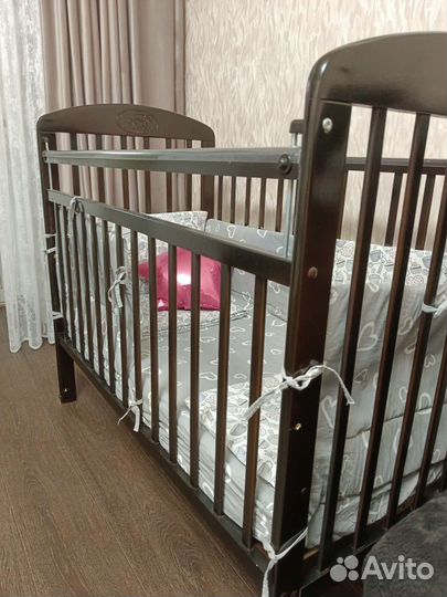 Кровать с маятником и матрасом