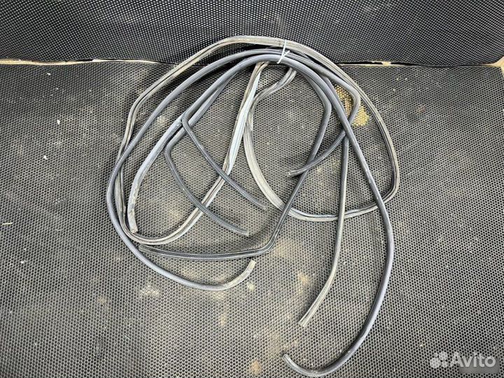 Уплотнители дверных проемов Nissan Wingroad Y11