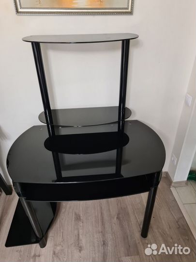 Стеклянная тумба под аппаратуру