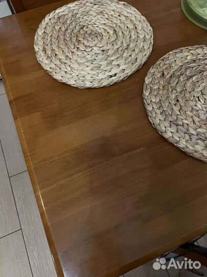 Стулья и стол деревянные