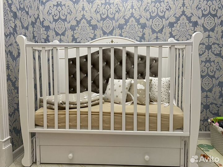 Детская кроватка с маятником и ящиком