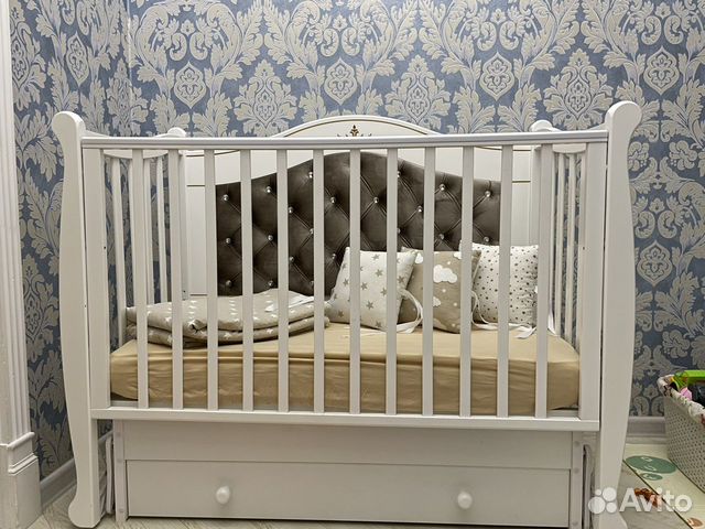 Детская кроватка с маятником и ящиком