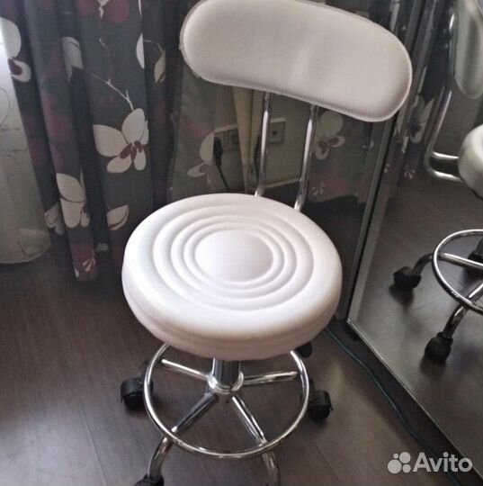 Стул для мастера педикюра, косметолога