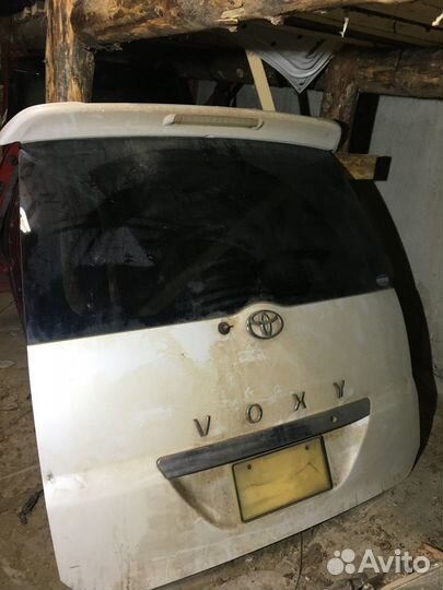 Крышка багажника Тойота Вокси R60 / R65