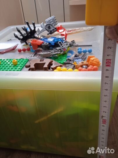 Коробка с лего(возможно там будут игрушки)