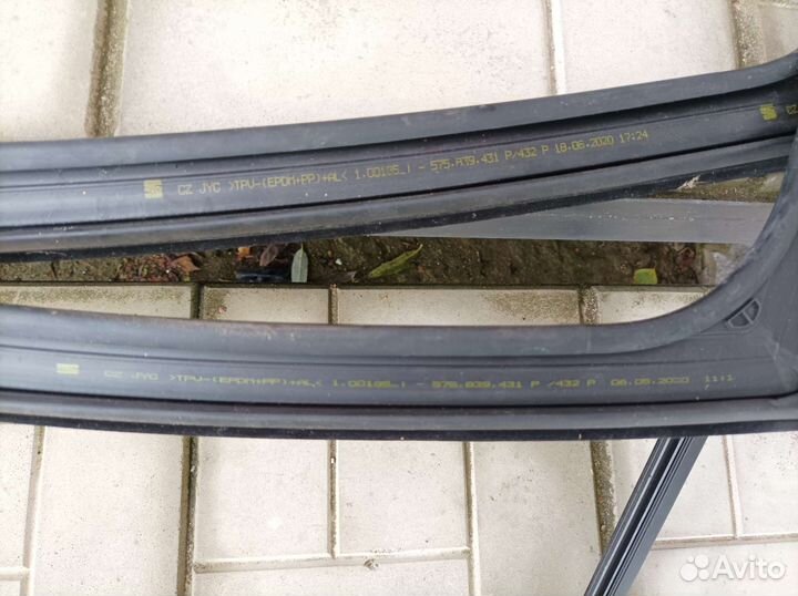 Уплотнитель направляющая стекла шкода карок