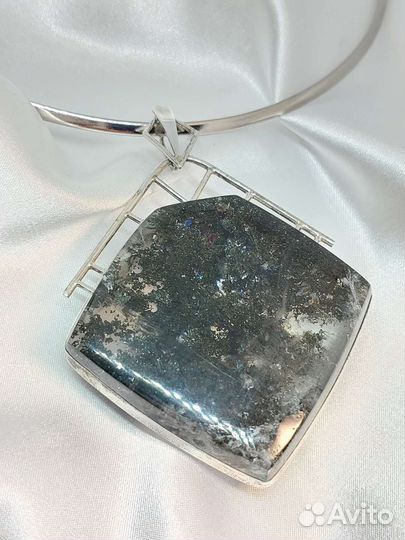 Натуральный камень горный хрусталь с хлорит.Кулон