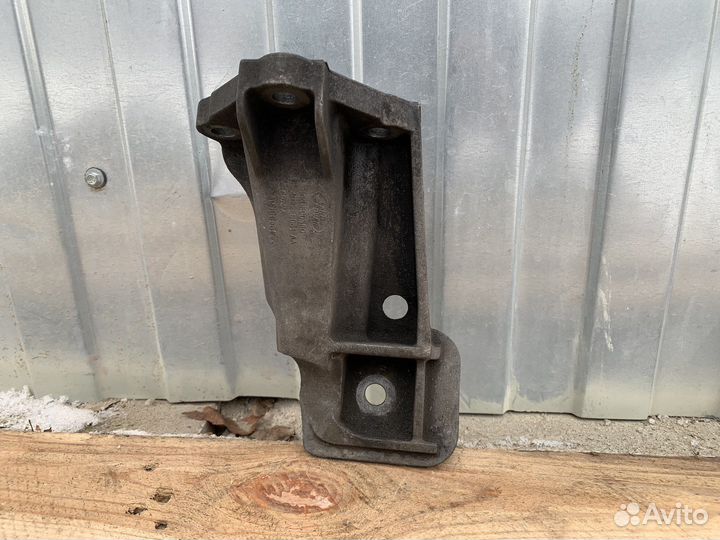 Опора двигателя левая Land Rover Discovery 3 2.7