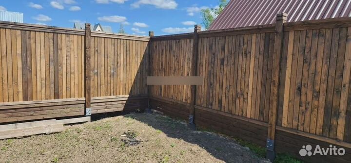 Забор из дерева с кирпичными столбами