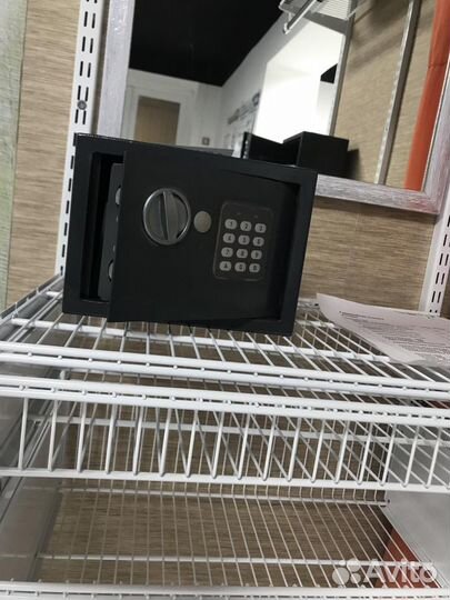 Сейф с электронным замком новый