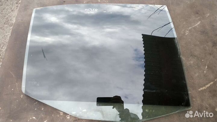 Заднее боковое стекло Шкода Октавия Тур