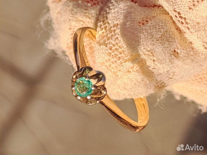 Золотое кольцо 585 пробы изумруд