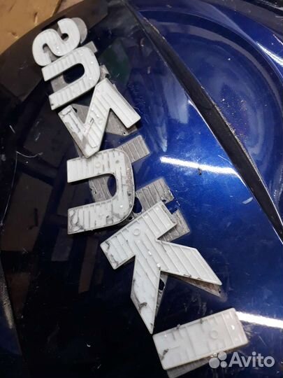 Сузуки эмблема кожуха запасного колеса vitara