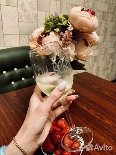 Собутыльник с бокалом на час