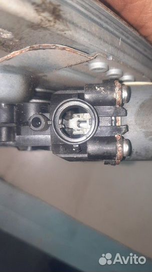 Стеклоподъемник электрический задний левый