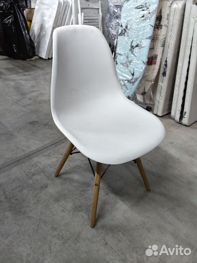 Стул Eames белый