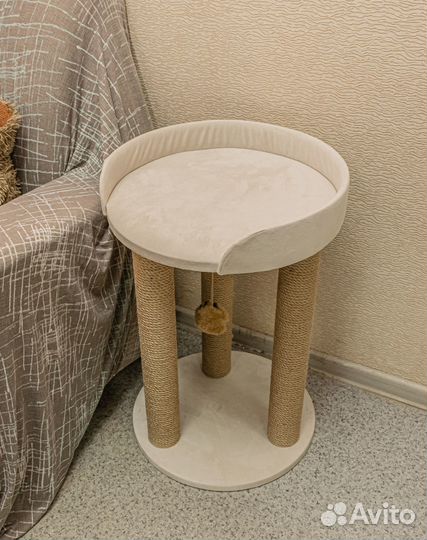 Когтеточка для кошки с лежанкой и тремя столбиками