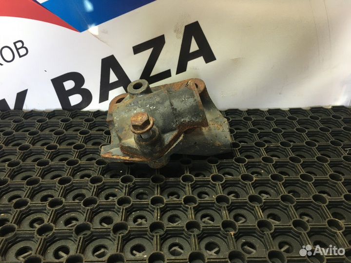 Кронштейн переднего стабилизатора правый