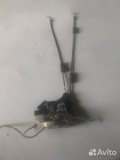 Замок двери задний левый Mitsubishi L200 K4T 4D56