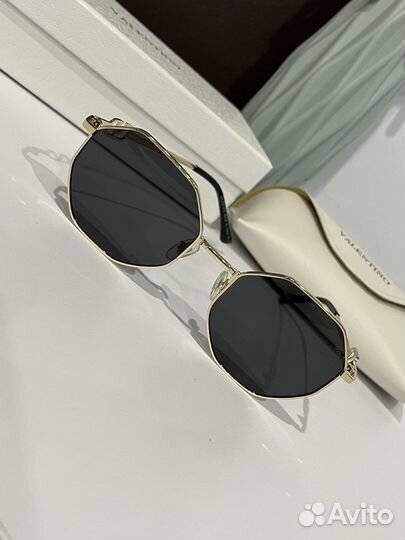 Солнцезащитные очки женские valentino с футляром