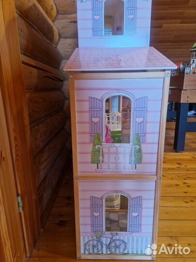 Большой кукольный домик с мебелью