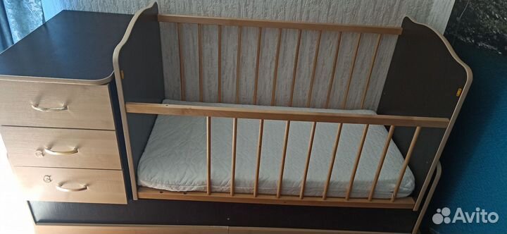 Детская кроватка с маятником и ящиком