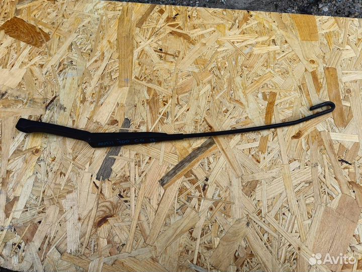 Поводок дворника правый Audi 100 C4