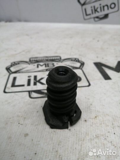 Болт крепления запасного колеса Mercedes-Benz