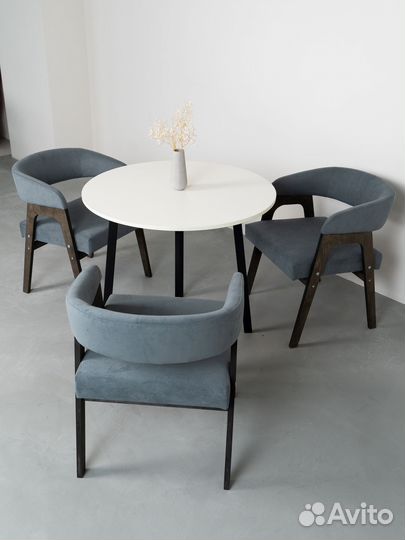 Стол и стулья
