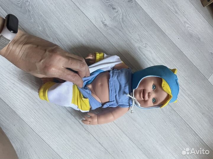 Кроватка,куклы новые и лампа